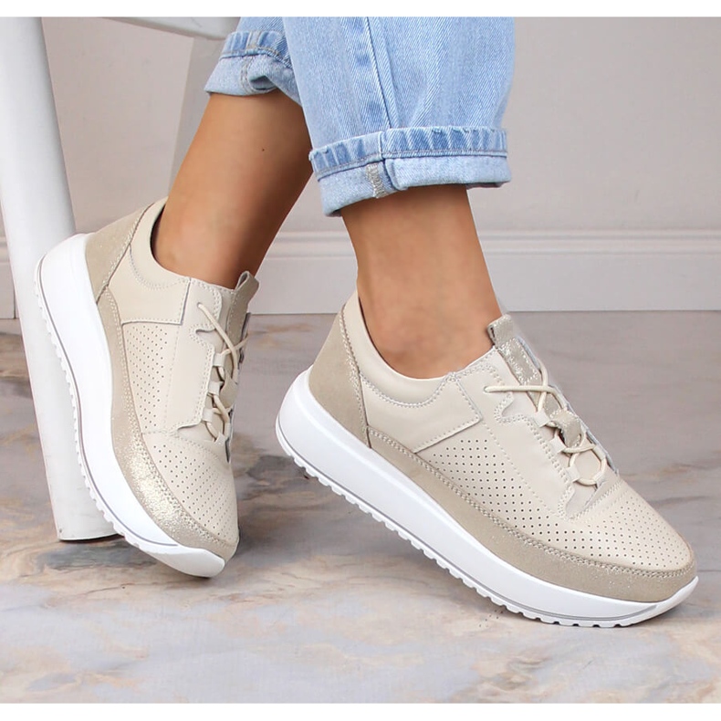 Scarpe sportive da donna in pelle sulla piattaforma beige Artiker 52C1384 1
