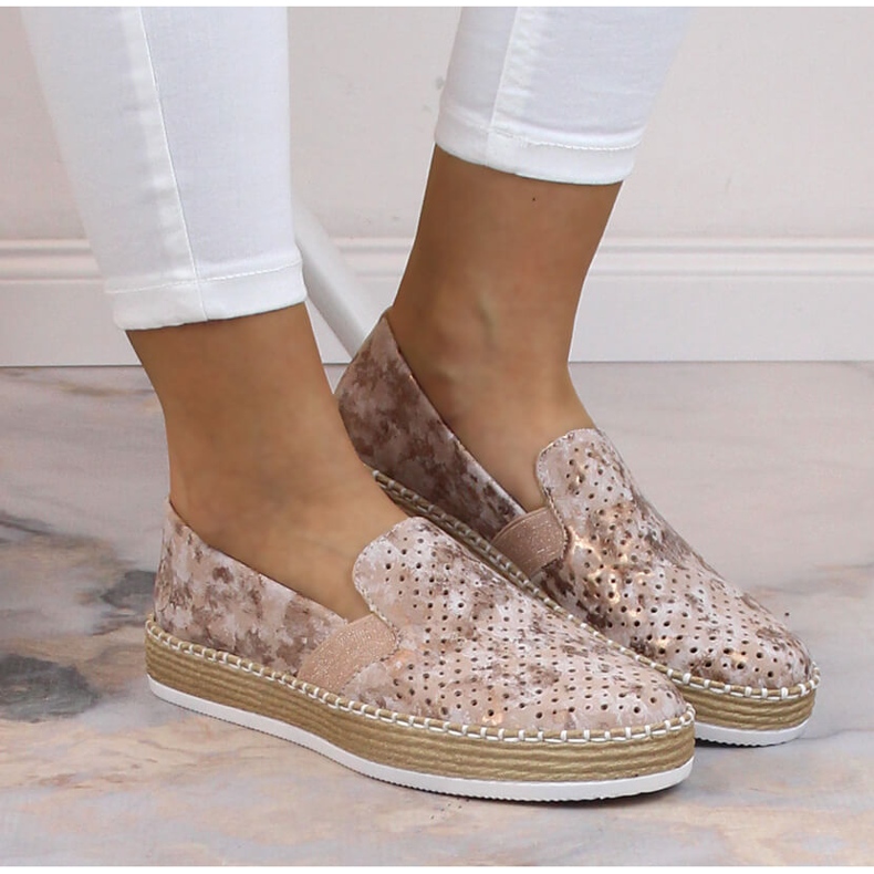 Comode scarpe slip-on da donna in oro rosa traforato Rieker L7852-31 d'oro 2
