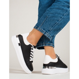Scarpe sportive da donna su una piattaforma alta Shelovet in bianco e nero 1
