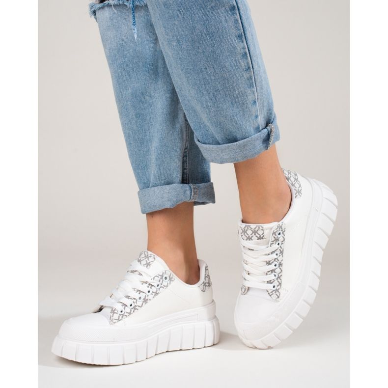 Sneakers bianche da donna su una spessa piattaforma Shelovet bianco 1
