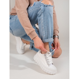 Sneakers bianche da donna su una spessa piattaforma Shelovet bianco 2