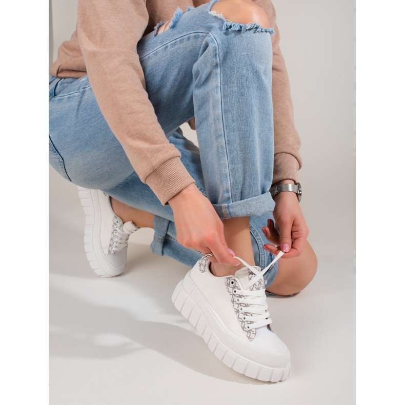 Sneakers bianche da donna su una spessa piattaforma Shelovet bianco 2