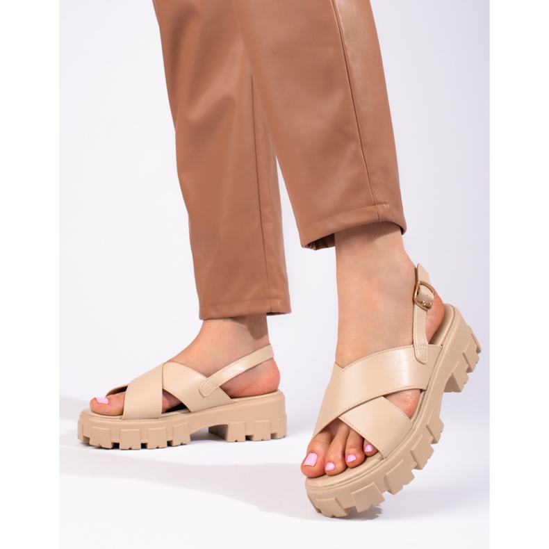 Sandali beige con plateau di Vinceza 1