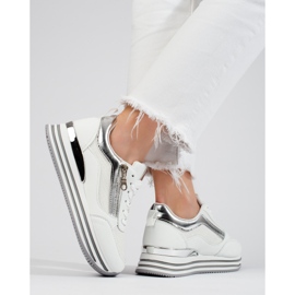 Sneakers bianche e argento sulla piattaforma Shelovet bianco 1