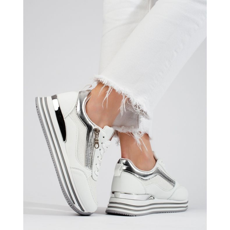 Sneakers bianche e argento sulla piattaforma Shelovet bianca 1