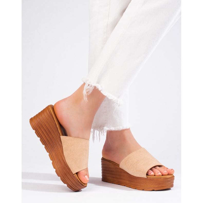 Pantofole da donna con zeppa Shelovet in camoscio beige 1