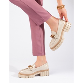 Mocassini laccati da donna con catena Shelovet beige 1