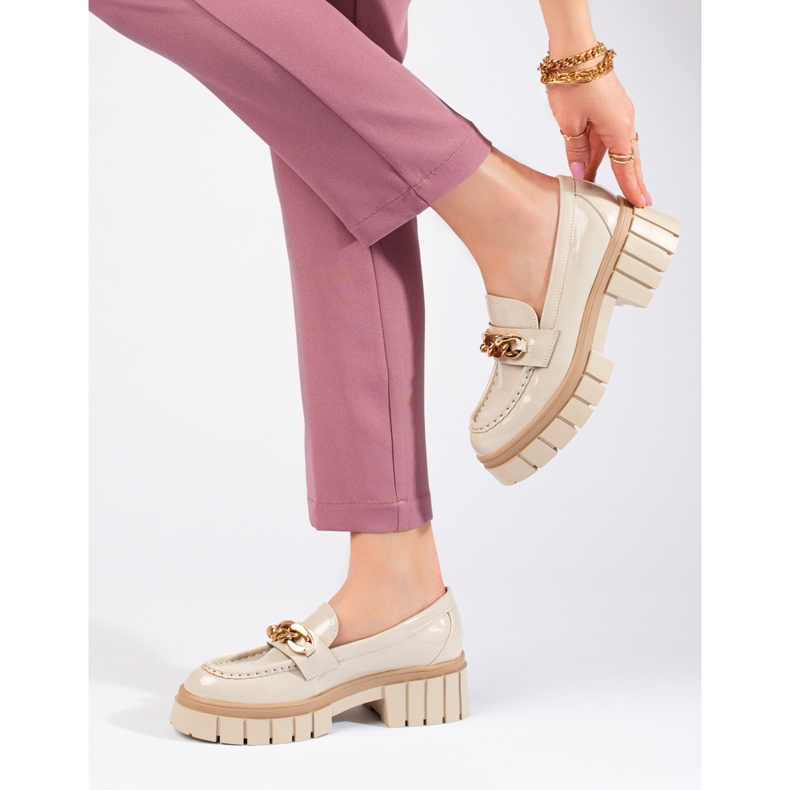Mocassini laccati da donna con catena Shelovet beige 1