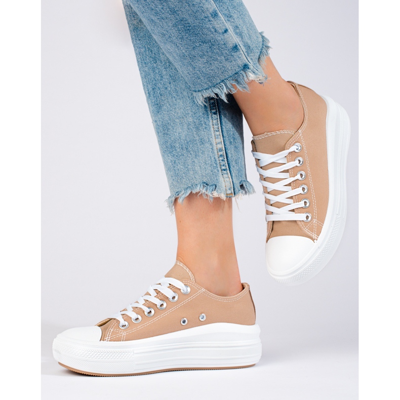 Sneakers beige con plateau alto di Shelovet 2