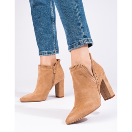 Stivali con tacco in camoscio beige di Shelovet 1