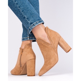Stivali con tacco in camoscio beige di Shelovet 2