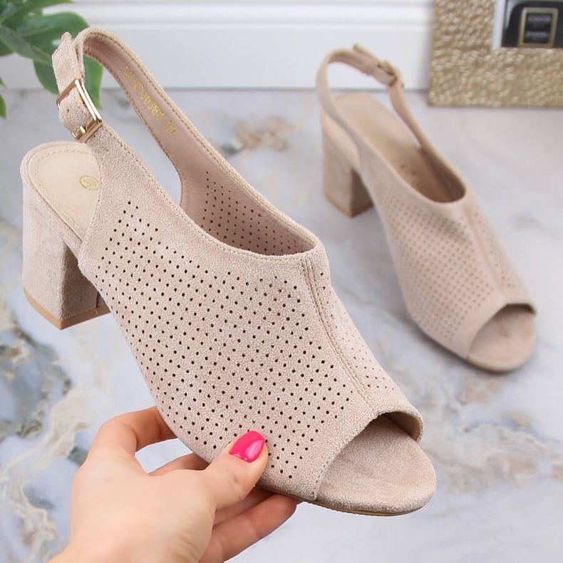 Sandali da donna in camoscio traforato beige Potocki LE20003 1