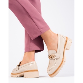 Brogue in vernice beige con decorazione Shelovet dorata 1