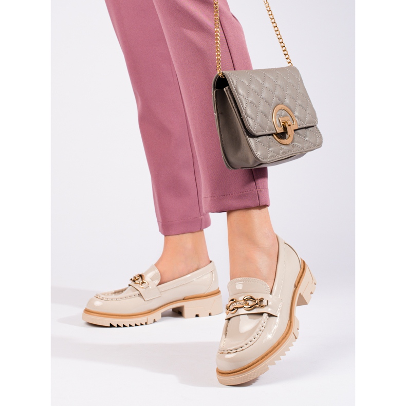 Brogue in vernice beige con decorazione Shelovet dorata 2