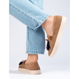 Slip-on in camoscio marrone con nappine Shelovet beige 1