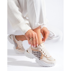 Sneakers da donna su una spessa suola beige Shelovet 1