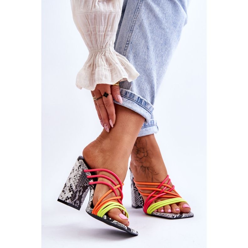 Pantofole con tacco alto con cinturini a serpente Neon Beckie nero 2
