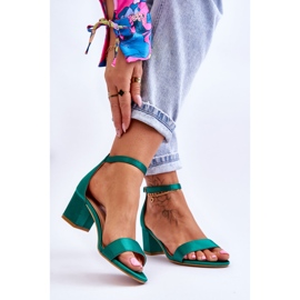 PG1 Sandali con tacco basso Juliet in raso verde 2