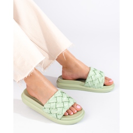 Pantofole verde chiaro su una spessa piattaforma Shelovet 2