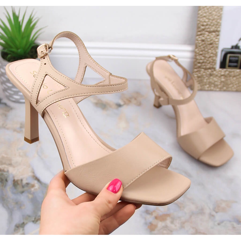 Sandali da donna beige con spilla Sergio Leone SK902 1