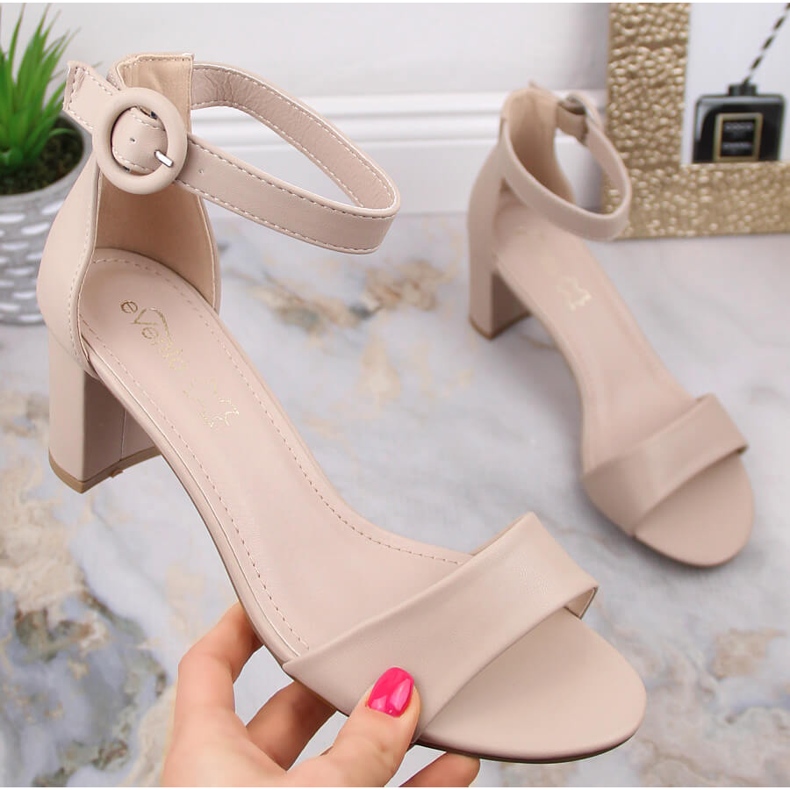 Sandali beige da donna sul post eVento 1617 1