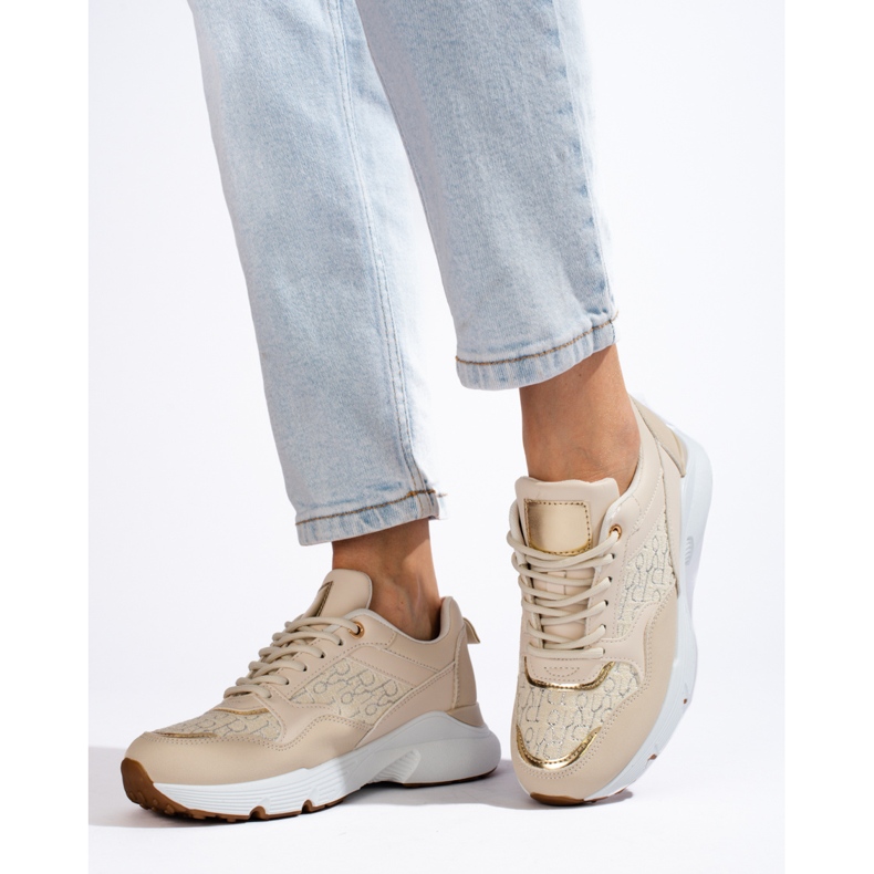 Sneakers da donna su una spessa suola beige Shelovet 2