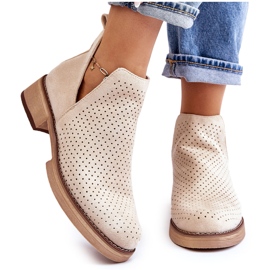Stivali traforati in pelle scamosciata su tacco piatto, Beige 5