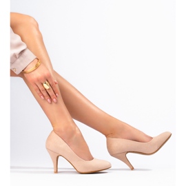 Classiche décolleté con tacco in camoscio beige di Shelovet 1