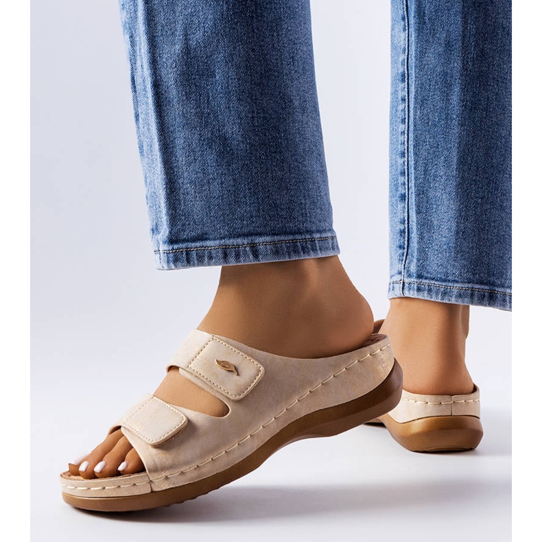 Sandali con zeppa bassa color beige 1