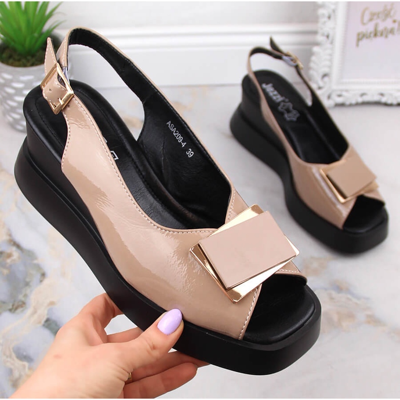 Sandali con zeppa da donna laccati Jezzi SA209-4 beige 1