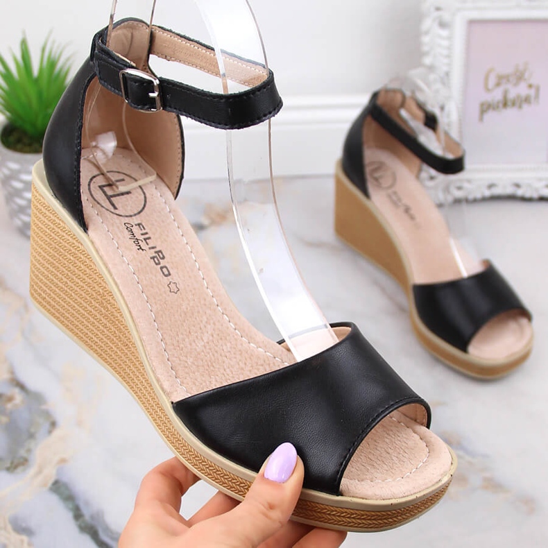 Sandali con zeppa da donna comodi in pelle neri Filippo DS4507 nero 1