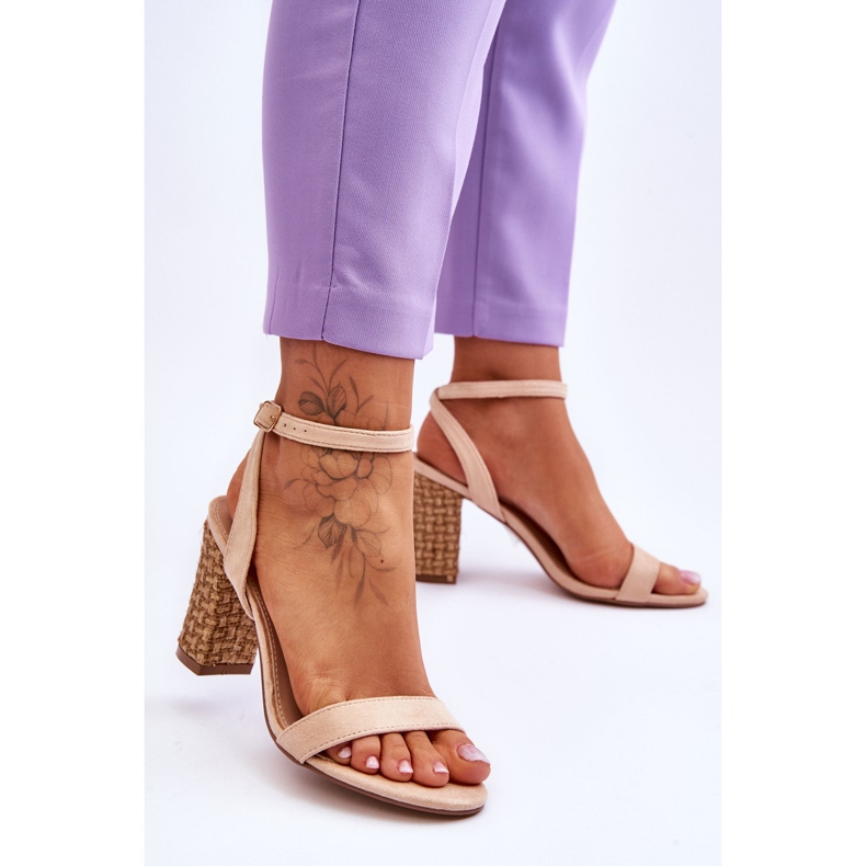 Sandali in pelle scamosciata su un tacco Selila beige intrecciato 2