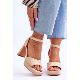 Sandali con plateau classici in pelle scamosciata beige di classe 1