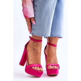 Comodi sandali in pelle scamosciata su un tacco alto color fucsia rosa 1