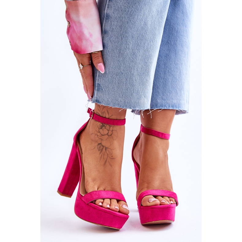 Comodi sandali in pelle scamosciata su un tacco alto color fucsia rosa 1