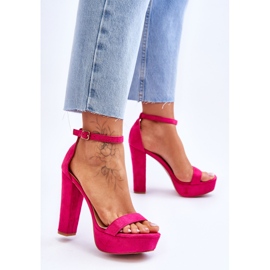 Comodi sandali in pelle scamosciata su un tacco alto color fucsia rosa 2