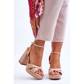 Sandali in pelle scamosciata con tacco quadrato potente beige 1
