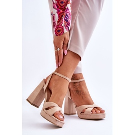 Sandali in pelle scamosciata con tacco quadrato potente beige 2