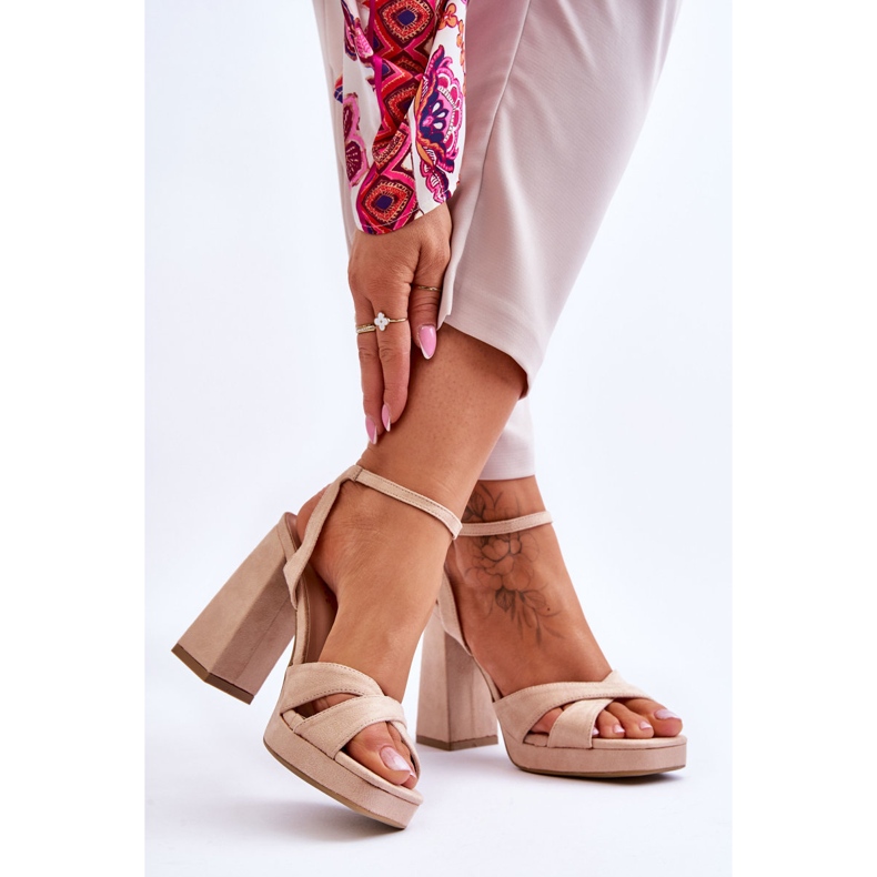 Sandali in pelle scamosciata con tacco quadrato potente beige 2