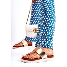 Flip-flop femminile sulla piattaforma beige-oro 4