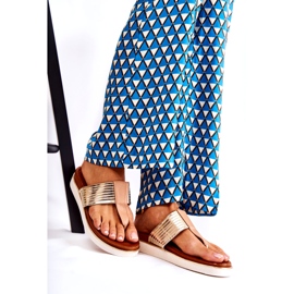Flip-flop femminile sulla piattaforma beige-oro 1