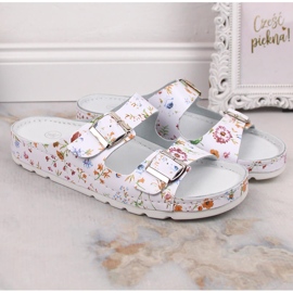Comode infradito da donna in pelle con fiori Helios 288 bianca 1