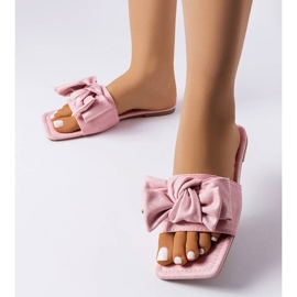 Eleganti pantofole con fiocco rosa di Thériault 1
