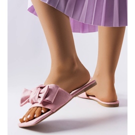 Eleganti pantofole con fiocco rosa di Thériault 2