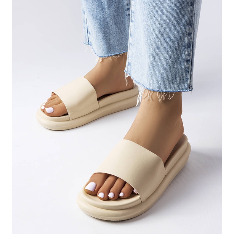 Ciabatte beige sulla piattaforma 1