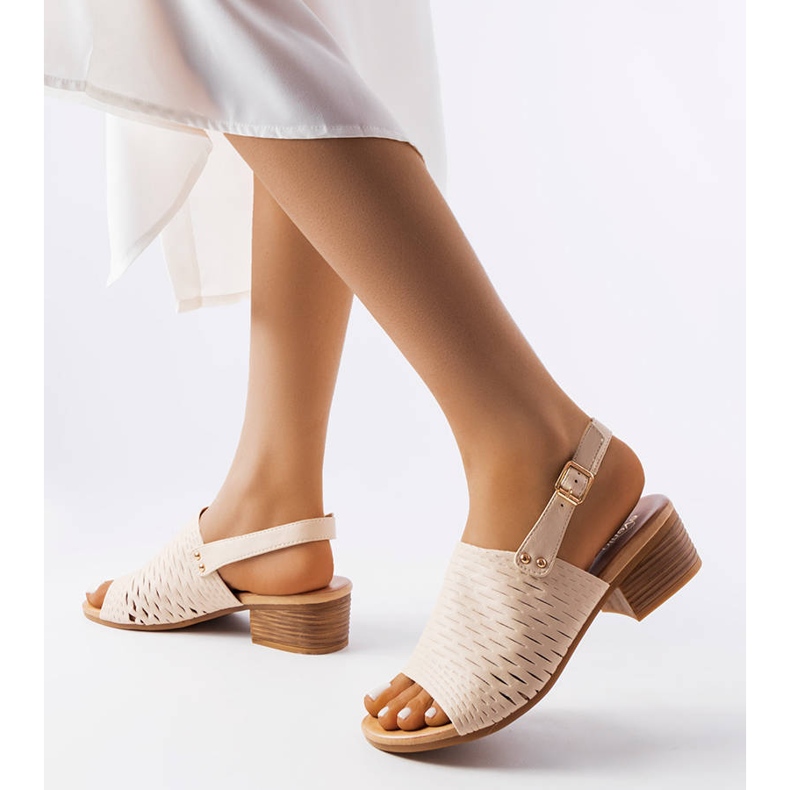 Sandali beige con tacco basso 1
