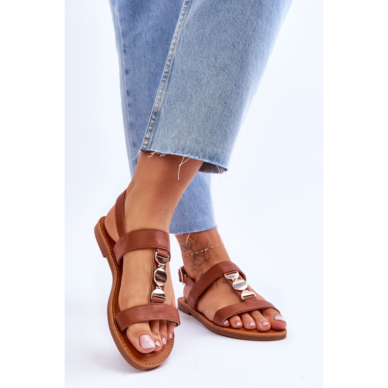 Sandali piatti da donna con cinturino decorativo marrone bacca 2