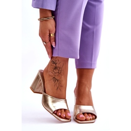 Infradito classiche in pelle da donna color oro metallizzato d'oro 1