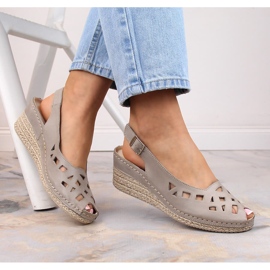 Comodi sandali con zeppa in pelle da donna grigio Helios 110-33 1