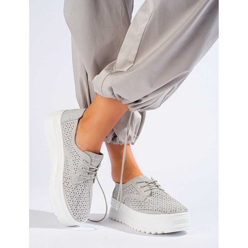Sneakers traforate in pelle su una piattaforma alta Shelovet argento grigio 2